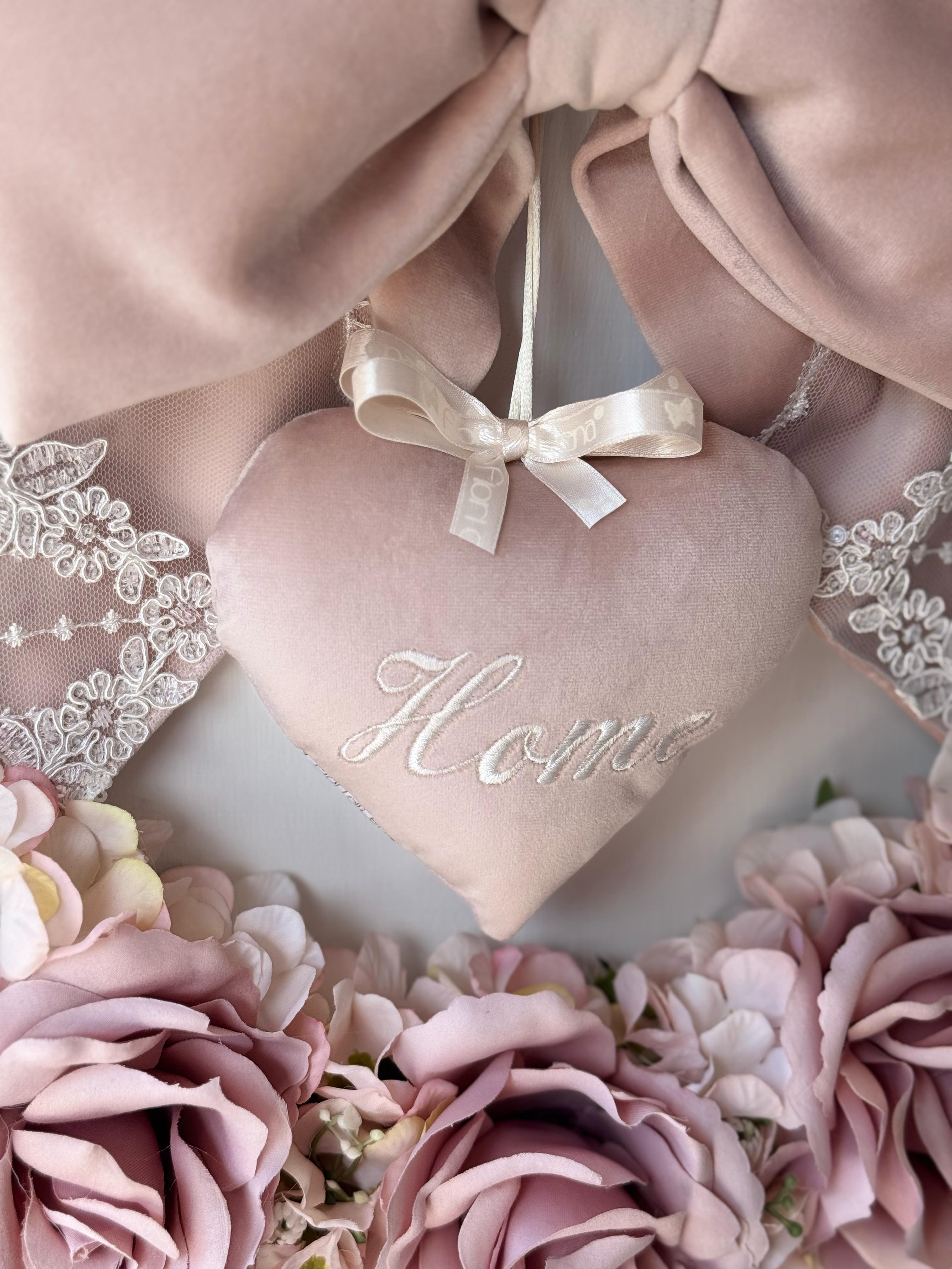 Ghirlanda di rose in tessuto con pizzo,fiocco e cuore ricamato - diam 35 cm - Fiori di Lena